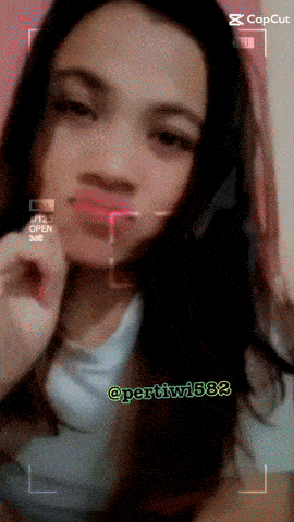 a woman 's face is being captured by a camera with the caption @ pertiwiri582