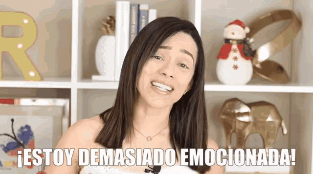 a woman says estoy demasiado emocionada in front of a bookshelf