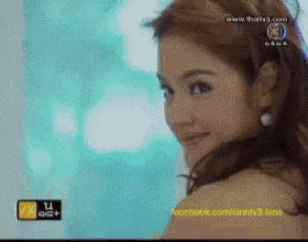 a close up of a woman 's face with facebook.com/cientv3.fans in the corner