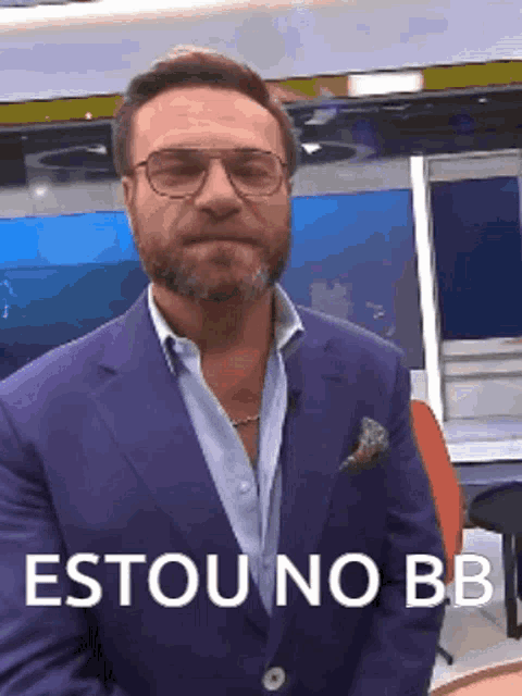 a man in a suit and glasses is standing in front of a sign that says estou no bb