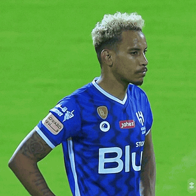 a soccer player wearing a blue jersey with the word biu on it