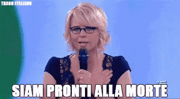 a woman holding a microphone with the words siam pronti alla morte written on the bottom