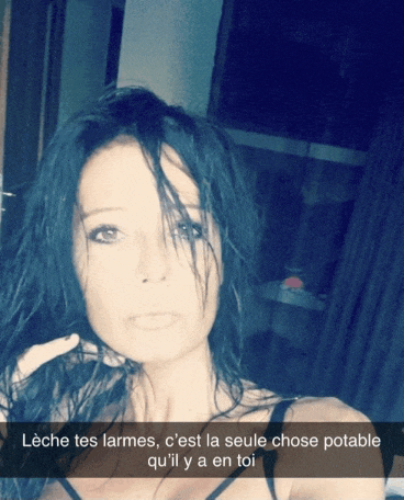 a woman taking a selfie with a caption that says " leche tes larmes "