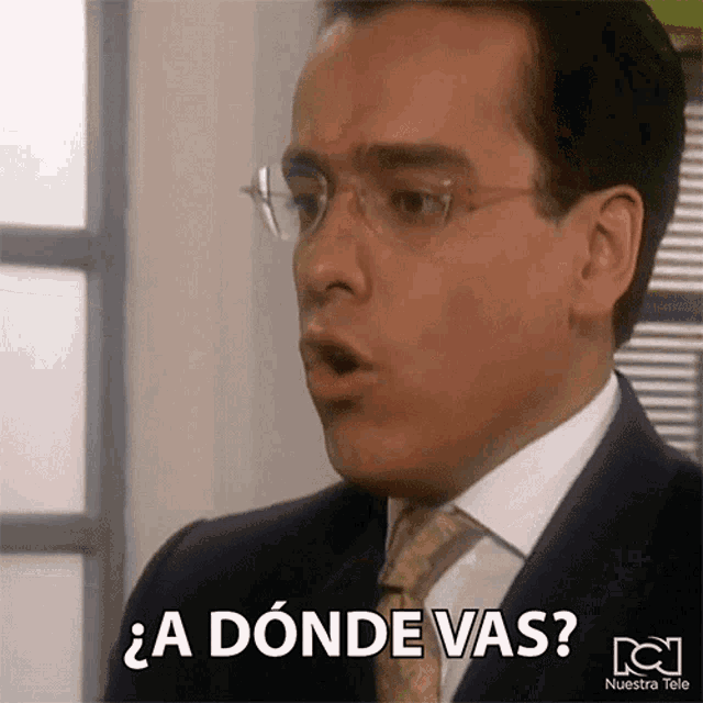 a man in a suit and tie says a donde vas in spanish