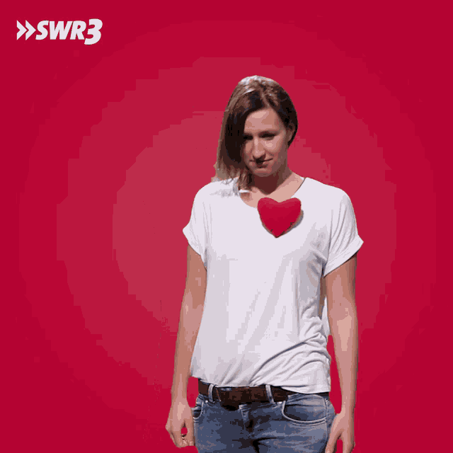 a woman in a white shirt is standing in front of a red background that says swr3 on it