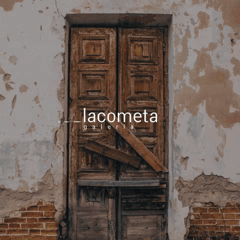 a broken wooden door with lacometa galeria written above it