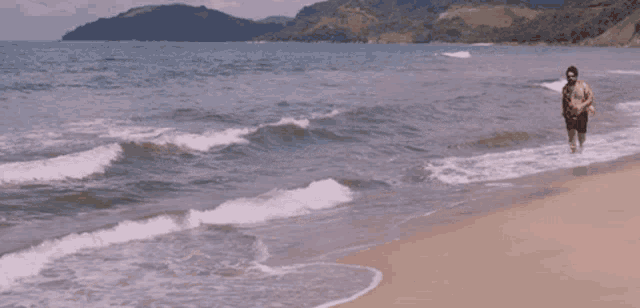 a man is running on a beach with the words vem ai