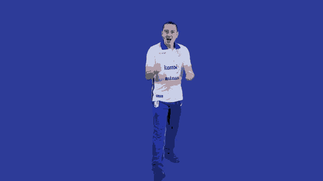 a man wearing a white shirt that says ramb minas