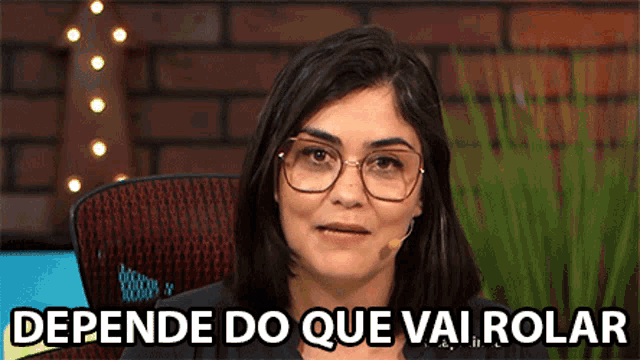 a woman wearing glasses and a microphone with the words depende do que vai rolar below her
