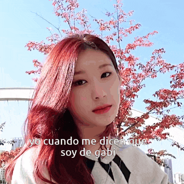 a woman with red hair and the words yo cuando me dicen que soy de gabi on the bottom