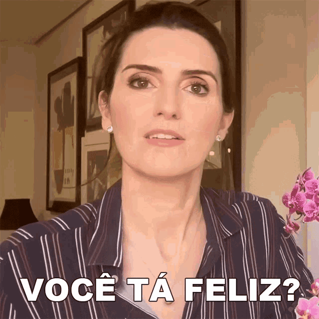 a woman says você ta feliz in a striped shirt