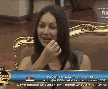 a woman is sitting in a chair on a television screen with a banner that says cena poruke