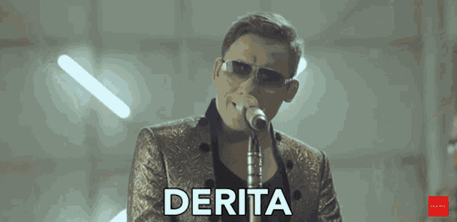 a man singing into a microphone with the word derita on the bottom right