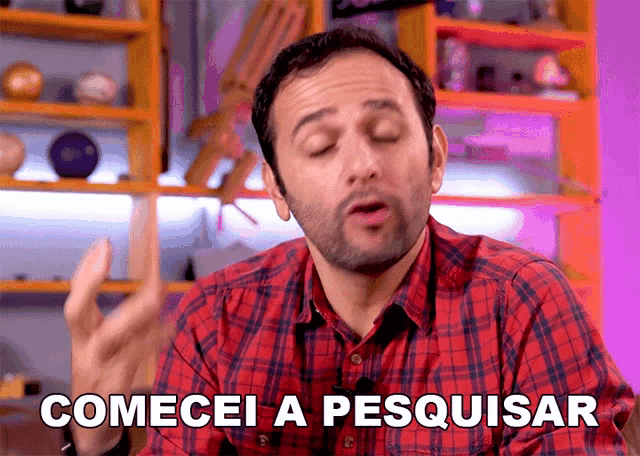 a man in a plaid shirt says comecei a pesquisar