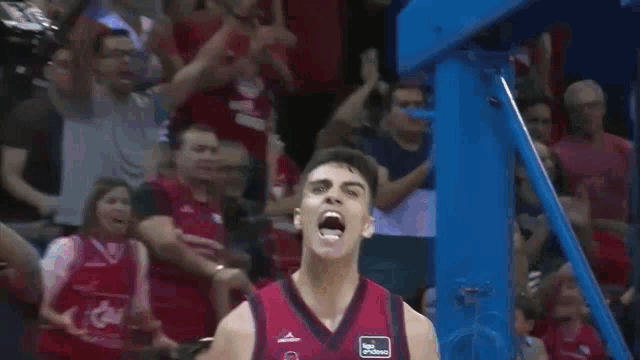 a basketball player wearing a jersey that says liga andava on it