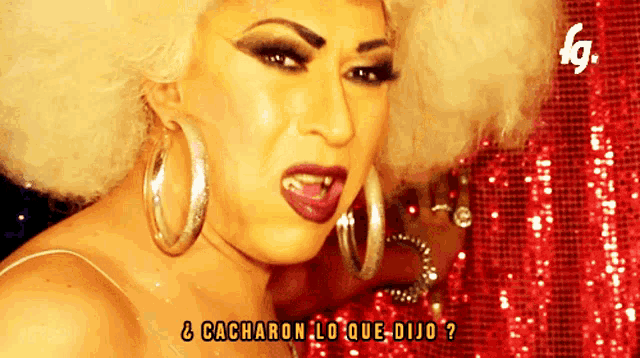 a woman with big hoop earrings says cacharon lo que dijo in yellow letters