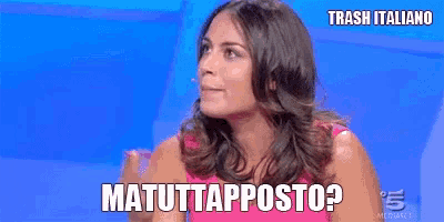 a woman in a pink shirt is talking on a blue background and says " matuttoposto "