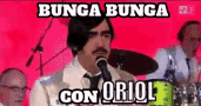 a man singing into a microphone with the words bunga bunga con oriol written on the bottom