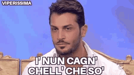 a man with a beard is sitting in a chair and saying i ' nun cagn chell che so