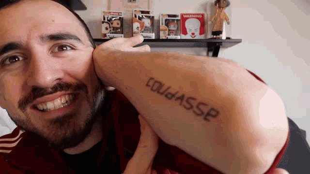 a man has a tattoo on his arm that says " coudasse "