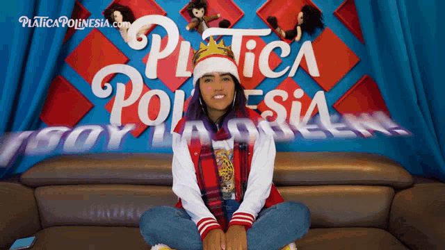 a woman sits on a couch in front of a sign that says " plastica polinesia "