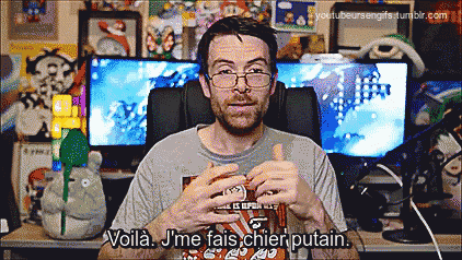 a man with glasses is giving a thumbs up and says voila j me fais chien putain