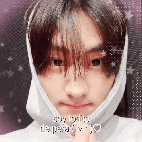 a boy wearing a white hoodie with the words soy todito de pera