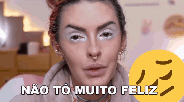 a woman says não to muito feliz in front of an emoji