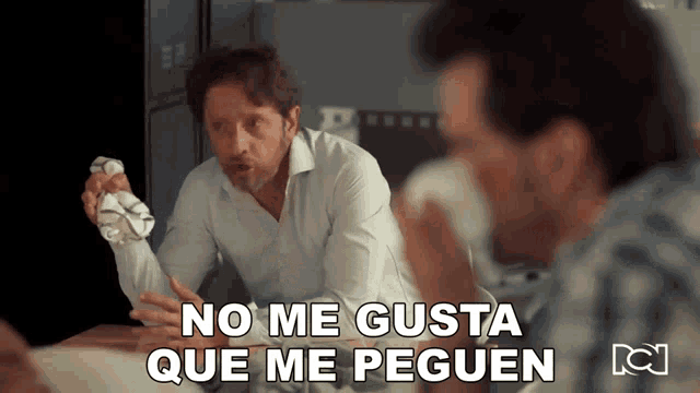 a man says no me gusta que me peguen while holding a napkin