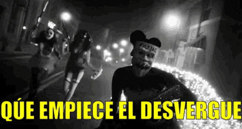 a black and white photo of a group of people with the words que empiece el desvergue in yellow
