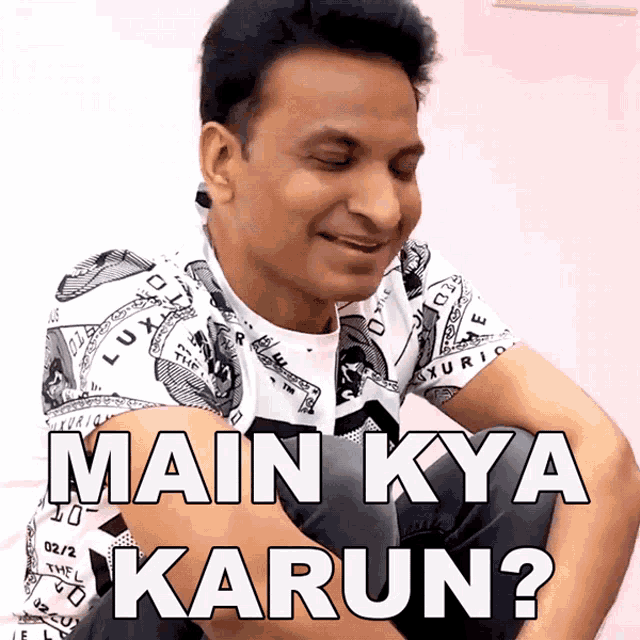 a man wearing a white shirt that says main kya karun