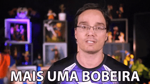 a man wearing glasses and a black shirt says mais uma bobeira
