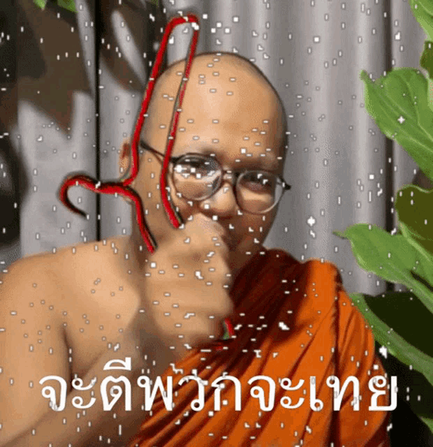 a picture of a bald man with glasses and a snake on his head with a caption in a foreign language
