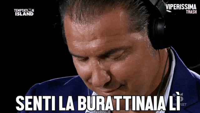 a man wearing headphones is crying and says senti la burattinia li