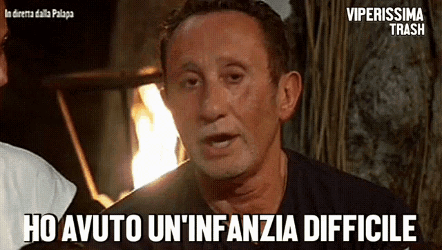 a man says ho avuto un ' infanzia difficile in a video