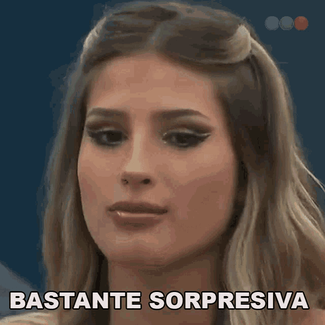a close up of a woman 's face with the words bastante sorpresiva in the corner