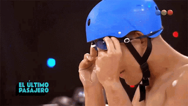 a man wearing a blue helmet with the words el ultimo pasajero written on the bottom