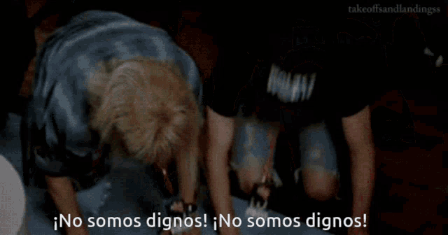 a man and a woman are waving their hands with the words " no somos dignos " written below them