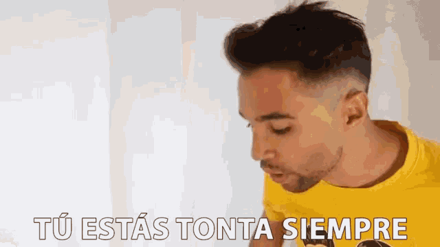 a man in a yellow t-shirt says tu estas tonta siempre