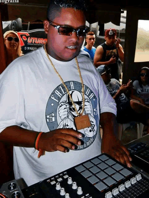 a man wearing sunglasses and a shirt that says futuro on it