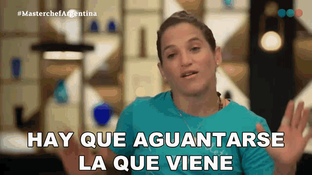 a woman in a blue shirt says hay que aguantarse la que viene in spanish