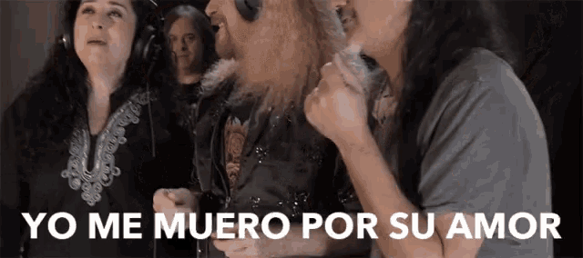 a group of people singing a song with yo me muero por su amor written on the bottom