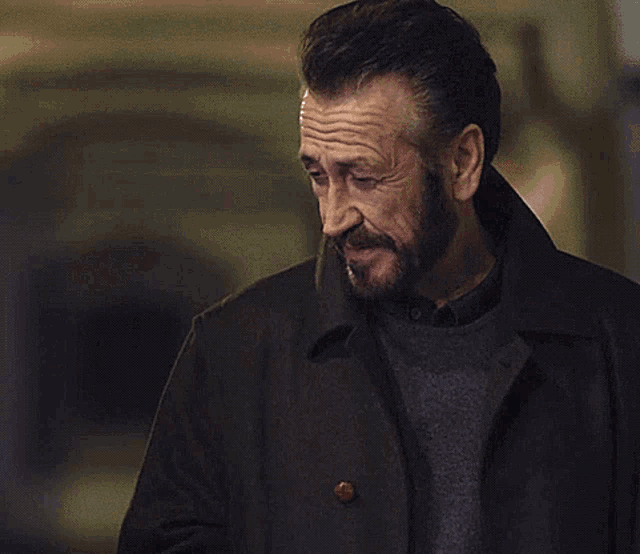a man with a beard says tutta l' umanità sarebbe da evitare in a foreign language