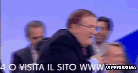 a blurry picture of a man with the words " 40 visita il sito www viperissima "