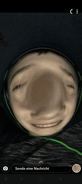 a screenshot of a person 's face with the words sende eine nachricht underneath it