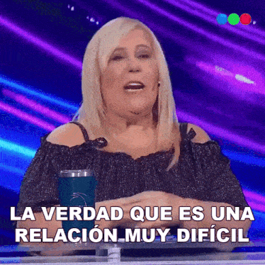a woman says la verdad que es una relacion muy dificil in spanish