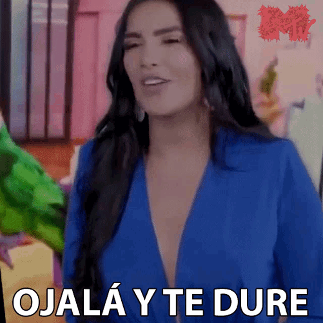 a woman in a blue jacket says ojalá y te dure in spanish