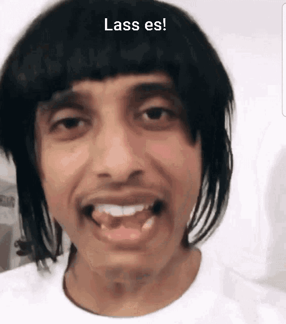 a close up of a man 's face with the words lass es below him