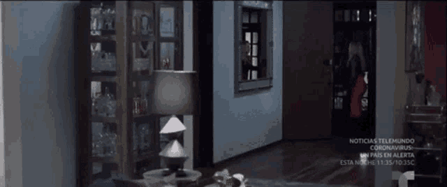 a living room with a lot of furniture and a sign that says " noticias telemundo coronavirus "