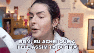 a woman with purple hair says bom eu achei que a pele assim ta bonita in a foreign language